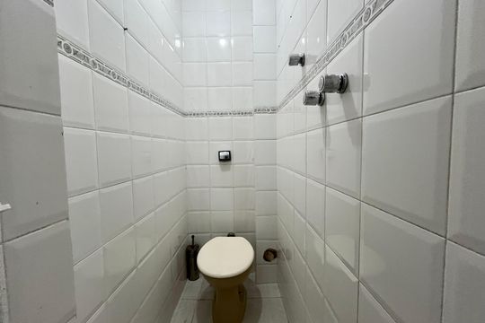 Banheiro de serviço de apartamento para alugar com 2 quartos, 2225m² em Ipanema, Rio de Janeiro