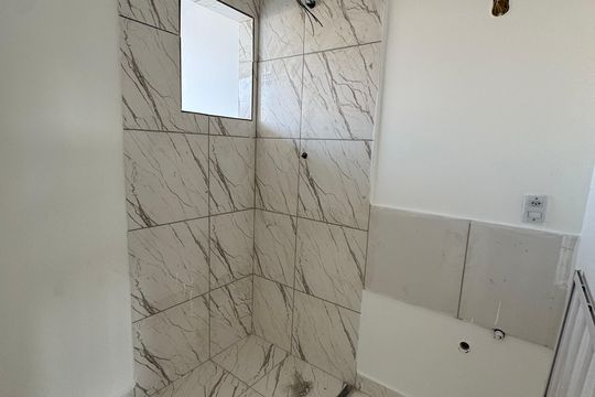 Banheiro de kitnet/studio para alugar com 1 quarto, 24m² em Rochdale, Osasco