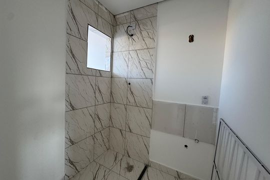 Banheiro de kitnet/studio para alugar com 1 quarto, 24m² em Rochdale, Osasco