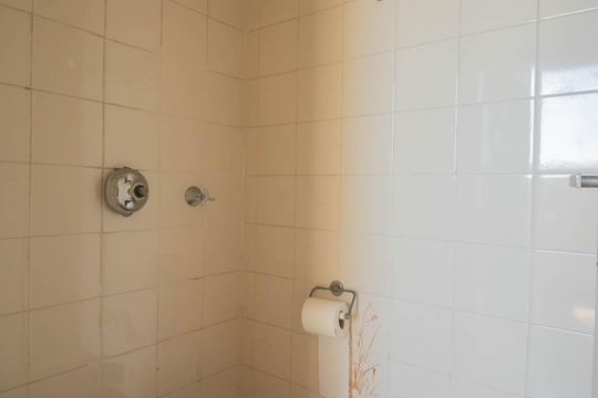 Banheiro de serviço de apartamento para alugar com 2 quartos, 65m² em Brasilândia, São Gonçalo