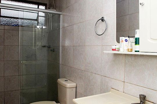 Banheiro de apartamento à venda com 3 quartos, 76m² em Rio Branco, Porto Alegre