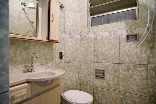 Banheiro de apartamento à venda com 1 quarto, 32m² em Centro, Niterói