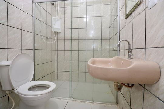 Banheiro de kitnet/studio para alugar com 1 quarto, 21m² em Patamares, Salvador