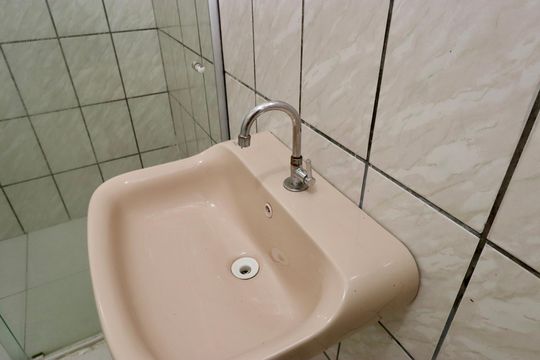 Banheiro de kitnet/studio para alugar com 1 quarto, 21m² em Patamares, Salvador