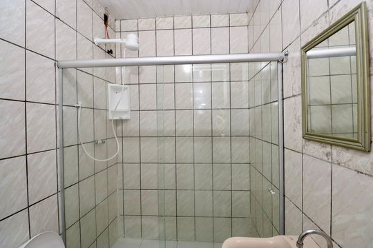 Banheiro de kitnet/studio para alugar com 1 quarto, 21m² em Patamares, Salvador