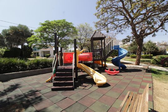 Área comum - Playground de casa de condomínio para alugar com 4 quartos, 485m² em Aclimação, Uberlândia