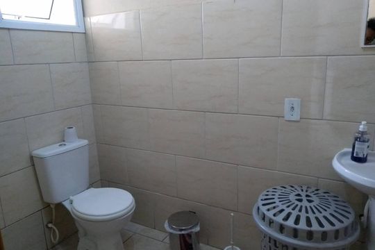 Banheiro de casa à venda com 2 quartos, 88m² em Guajuviras, Canoas