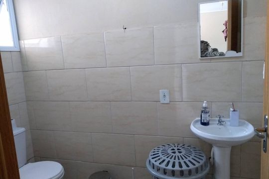 Banheiro de casa à venda com 2 quartos, 88m² em Guajuviras, Canoas