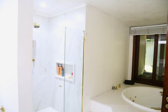 Banheiro Suíte 3 de casa de condomínio à venda com 5 quartos, 2500m² em Chácara Flora, São Paulo