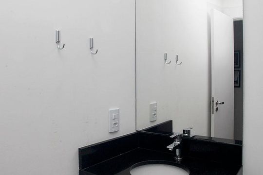 Banheiro de kitnet/studio para alugar com 1 quarto, 30m² em Centro Histórico, Porto Alegre