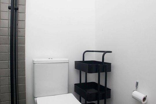 Banheiro de kitnet/studio para alugar com 1 quarto, 30m² em Centro Histórico, Porto Alegre