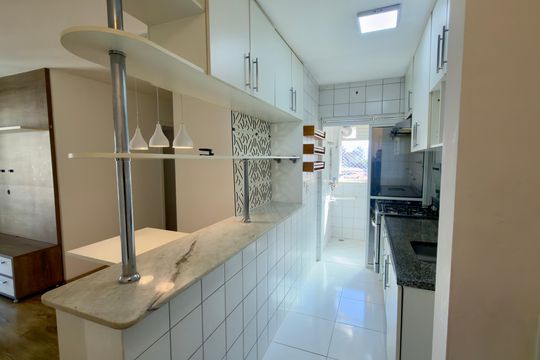 Cozinha  de apartamento à venda com 2 quartos, 56m² em Jardim Monte Kemel, São Paulo