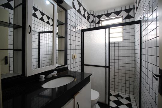 Banheiro de apartamento à venda com 2 quartos, 80m² em Passo D’areia, Porto Alegre