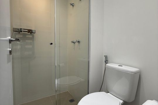 Banheiro social de kitnet/studio à venda com 1 quarto, 24m² em Higienópolis, São Paulo