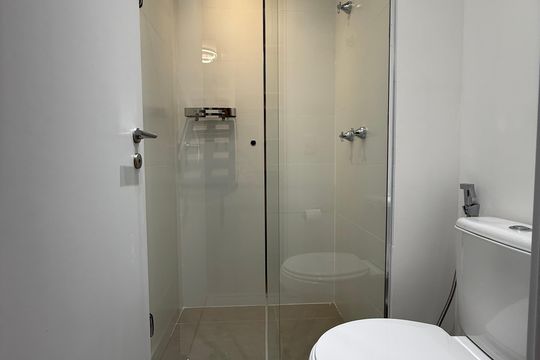 Banheiro social de kitnet/studio à venda com 1 quarto, 24m² em Higienópolis, São Paulo