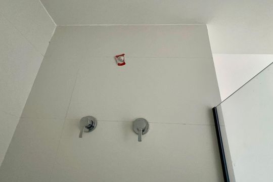 Banheiro de kitnet/studio à venda com 1 quarto, 27m² em Pinheiros, São Paulo