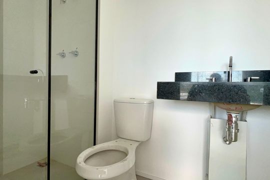 Banheiro de kitnet/studio à venda com 1 quarto, 27m² em Pinheiros, São Paulo