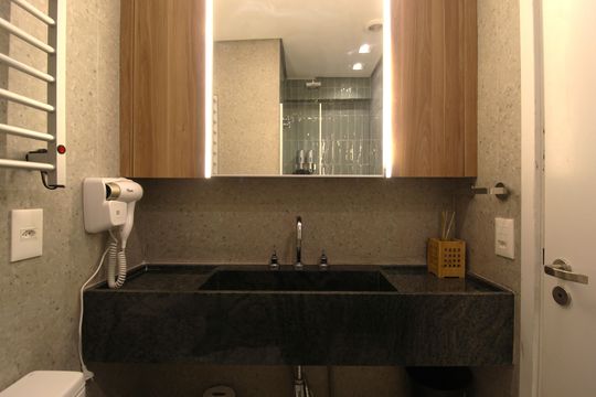 Banheiro de kitnet/studio para alugar com 1 quarto, 21m² em Indianópolis, São Paulo