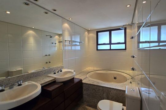 Banheiro suite master  de apartamento à venda com 3 quartos, 221m² em Vila Suzana, São Paulo