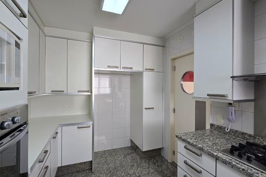 Cozinha  de apartamento à venda com 3 quartos, 221m² em Vila Suzana, São Paulo