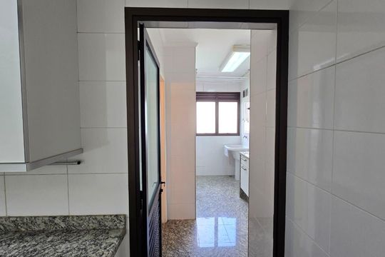 Entrada área de serviço  de apartamento à venda com 3 quartos, 221m² em Vila Suzana, São Paulo