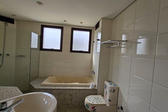 Suite  de apartamento à venda com 3 quartos, 221m² em Vila Suzana, São Paulo