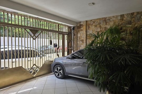 Garagem  de casa para alugar com 4 quartos, 350m² em Vila das Bandeiras, Guarulhos