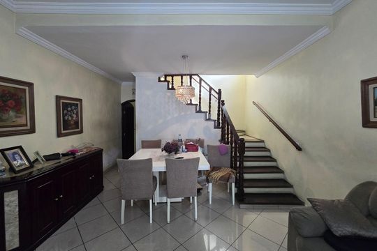 Sala de casa para alugar com 4 quartos, 350m² em Vila das Bandeiras, Guarulhos
