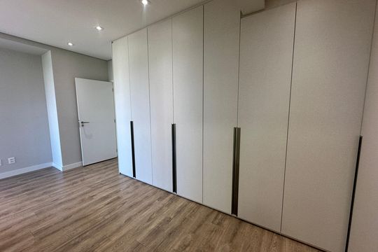 Closet da suíte 3 de apartamento para alugar com 3 quartos, 228m² em Alphaville Empresarial, Barueri