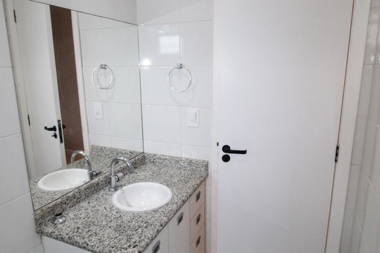 Banheiro da Suíte de apartamento para alugar com 1 quarto, 52m² em Parque Residencial Aquarius, São José dos Campos