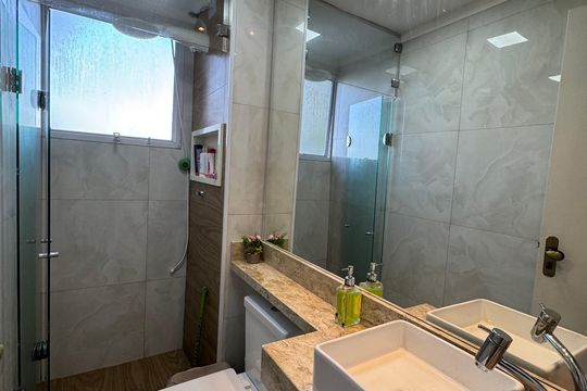Banheiro de apartamento à venda com 2 quartos, 47m² em Jardim do Lago, Osasco