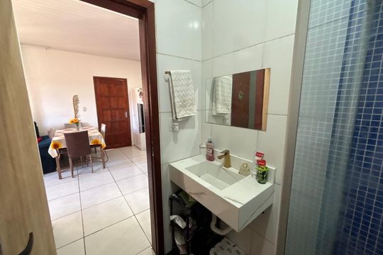 Banheiro social de casa à venda com 2 quartos, 100m² em São Miguel, São Leopoldo