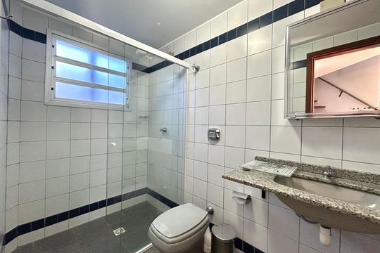 Banheiro de kitnet/studio para alugar com 1 quarto, 50m² em Santa Monica, Florianópolis