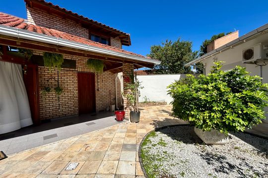 Área externa de kitnet/studio para alugar com 1 quarto, 50m² em Santa Monica, Florianópolis