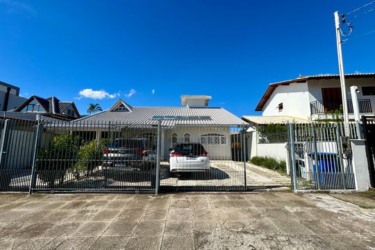 Fachada de kitnet/studio para alugar com 1 quarto, 50m² em Santa Monica, Florianópolis