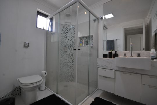 Banheiro da Sacada da Suíte 3 de apartamento à venda com 4 quartos, 230m² em Vila Maria Alta, São Paulo