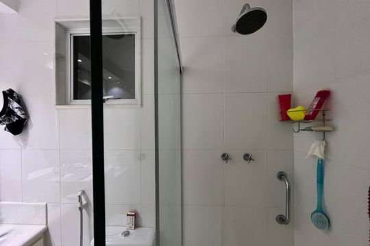 Banheiro 1 de apartamento à venda com 2 quartos, 73m² em Copacabana, Rio de Janeiro
