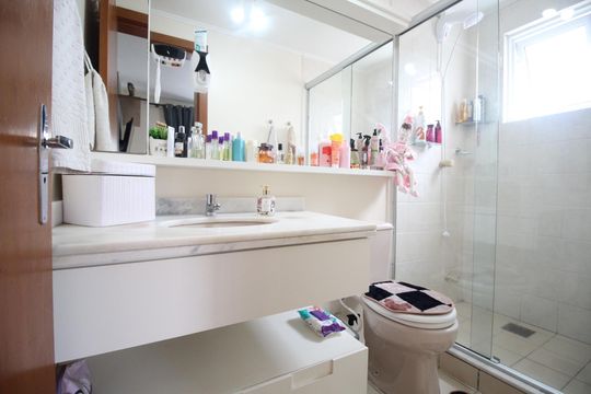 Banheiro da Suíte 1 de apartamento à venda com 2 quartos, 68m² em Jardim Itu, Porto Alegre