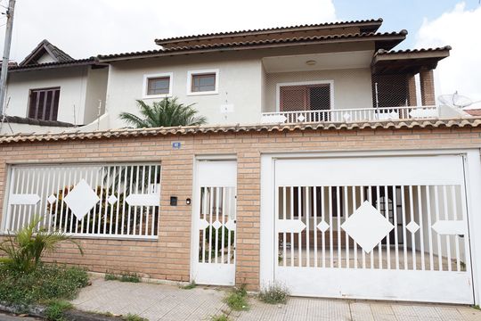 Fachada de casa à venda com 3 quartos, 350m² em Parque Renato Maia, Guarulhos