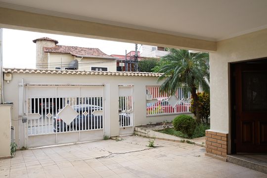 Garagem de casa à venda com 3 quartos, 350m² em Parque Renato Maia, Guarulhos