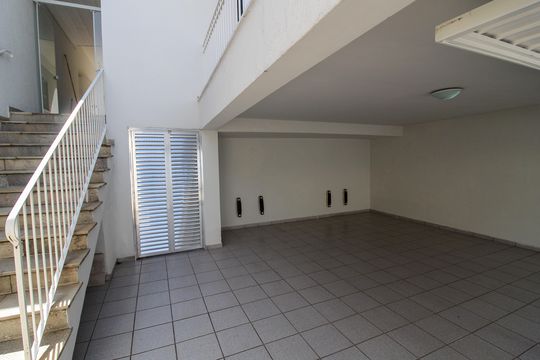 Garagem de casa para alugar com 3 quartos, 230m² em Butantã, São Paulo