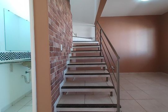 Sala de casa de condomínio para alugar com 4 quartos, 135m² em Gávea, Uberlândia