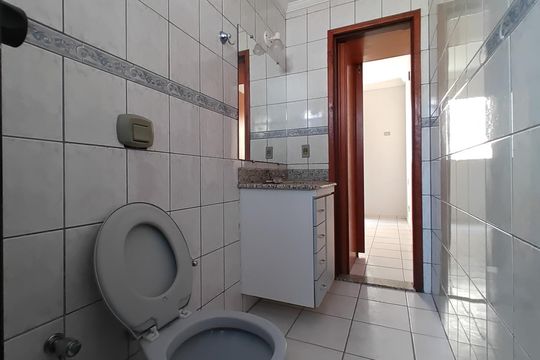 Banheiro de apartamento para alugar com 3 quartos, 82m² em Santa Mônica, Uberlândia