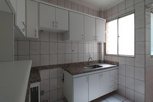 Cozinha de apartamento para alugar com 3 quartos, 82m² em Santa Mônica, Uberlândia