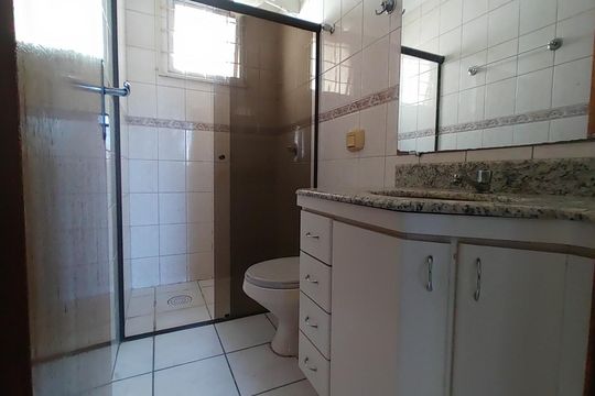 Banheiro de apartamento para alugar com 3 quartos, 82m² em Santa Mônica, Uberlândia