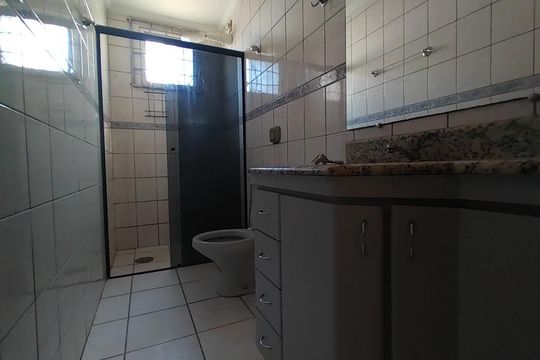 Banheiro de apartamento para alugar com 3 quartos, 82m² em Santa Mônica, Uberlândia