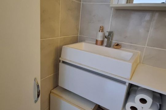 Banheiro de kitnet/studio à venda com 1 quarto, 32m² em Centro Histórico, Porto Alegre