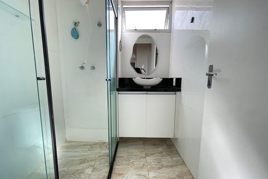 Banheiro de apartamento para alugar com 2 quartos, 50m² em Parque Ipe, São Paulo
