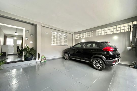 Garagem de casa à venda com 3 quartos, 156m² em Vila Campestre, São Paulo