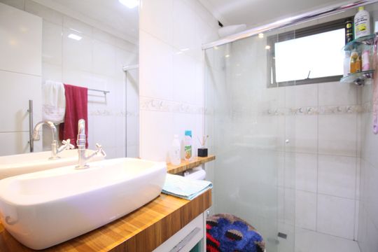 Banheiro de apartamento à venda com 2 quartos, 70m² em Chácara Agrindus, Taboão da Serra